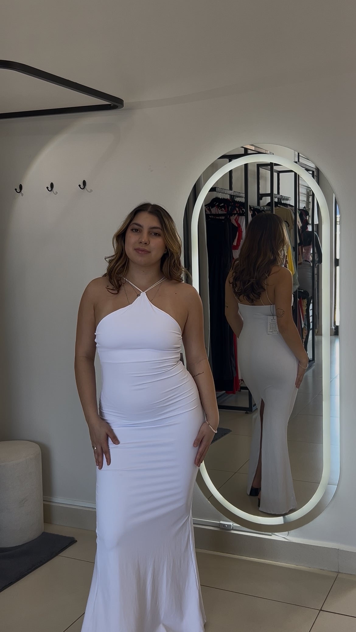 Vestido Branco em Poliamida Com Fenda Traseira - U