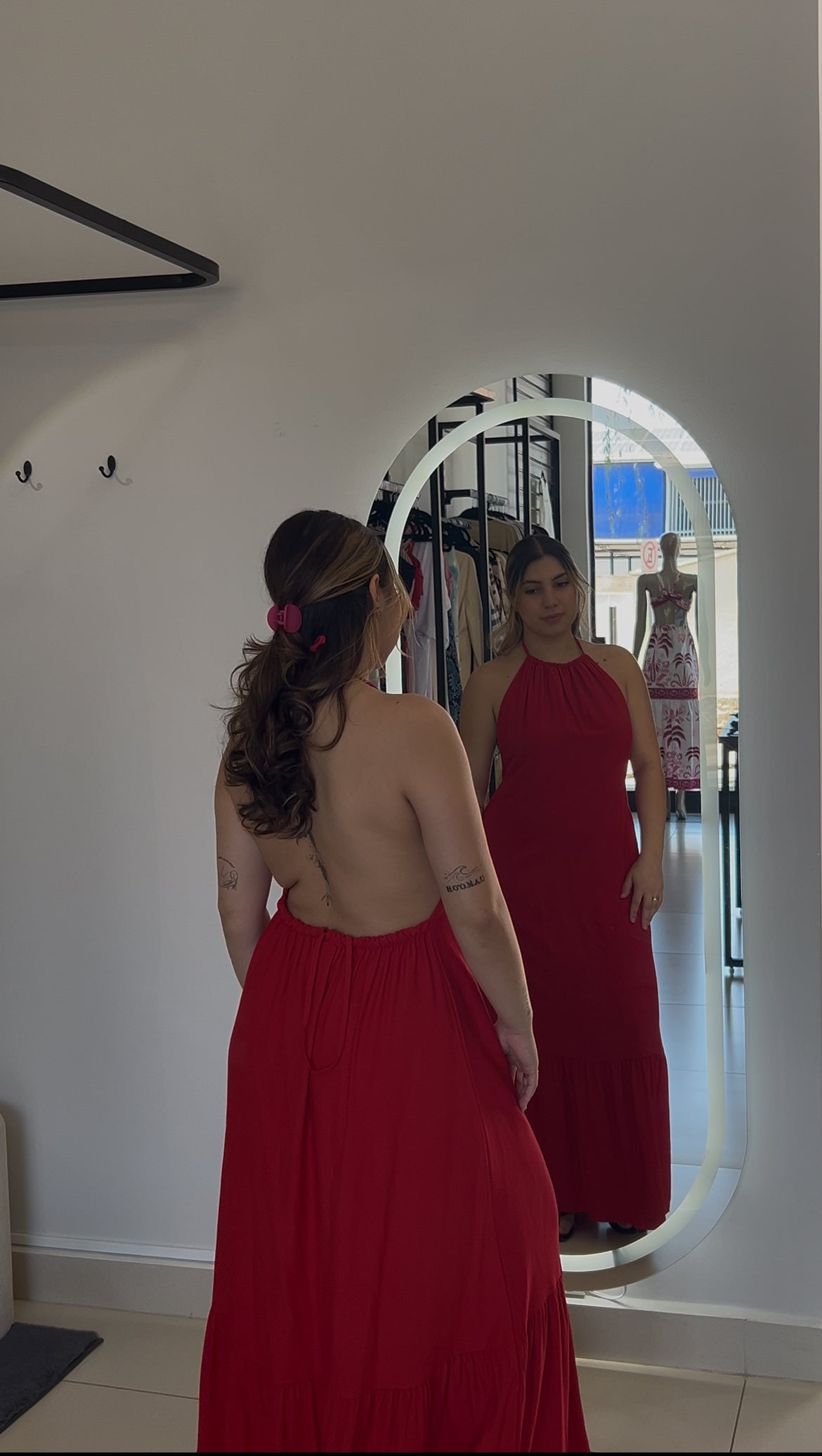 Vestido longo vermelho com decote halter - G